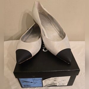 Chanel Pointed Cap Toe Flats in Silver Crackle Leather W/ Black Cap Toe Size 40